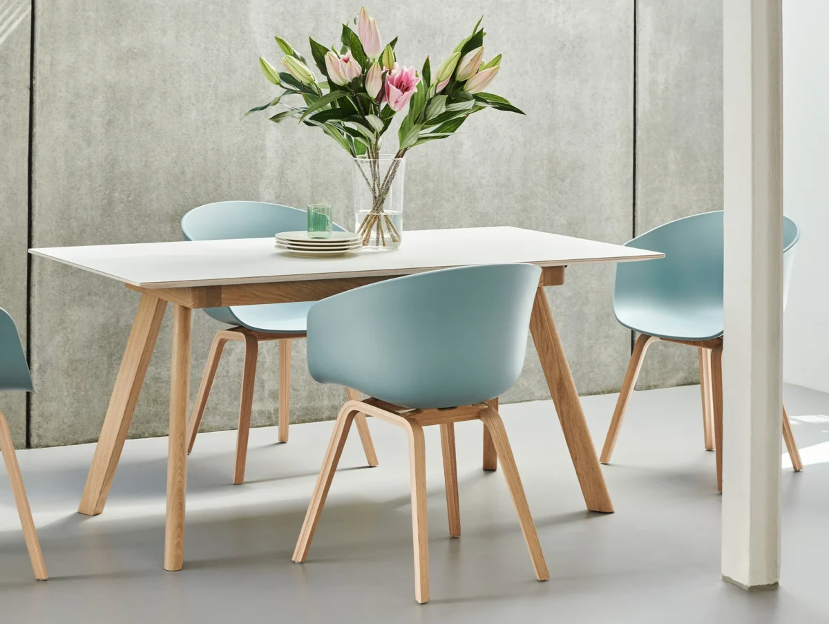 AAC_22_dusty_blue_2.0_shell_wb_lacquer_oak_CPH_30_Extendable_off_white_lino_wb_lacquer_oak_frame_Tint_Tumbler_green.webp
